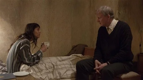Charlotte Gainsbourg spelar Joe i Lars von Triers "Nymphomaniac". Hon blir nedbäddad av den vänliga Seligman (Stellan Skarsgård) när han hittar henne illa däran på gatan och så börjar hon berätta sin historia.