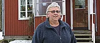 "De får gärna lägga avfallet under mitt hus"