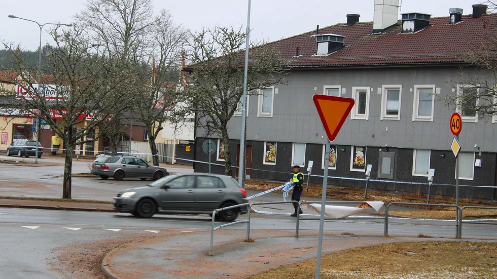 Avspärrningarna runtom folkhögskolan kunde hävas klockan 10.50.