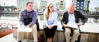 Två rödgröna profiler lämnar arenan