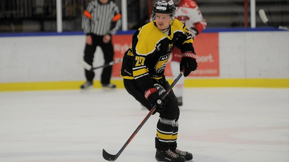 Kim Lindström gjorde 4-1 och 5-1 för sitt Nyköpings AIK i sista perioden borta mot Tullinge vilket stängde matchen och gjorde laget klart för division 3.