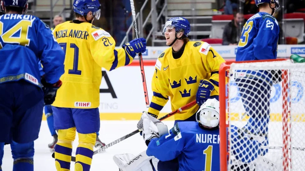 Sveriges Samuel Fagemo jublar tillsammans med Nils Höglander.
