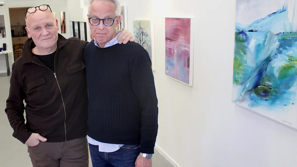 Konstföreningens ordförande Denni Nero med Margaretha P Elfstrands make Anders inför helgens vernissage med hennes målningar.