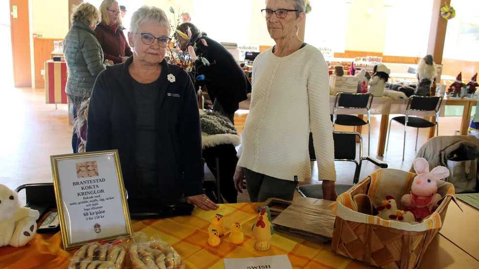 Kerstin Fröjdfeldt och Marianne Berg tillhör Brantestads kringelkollegium. "Vi är sju, åtta damer som träffas och kokar kringlor", berättar Kerstin. 