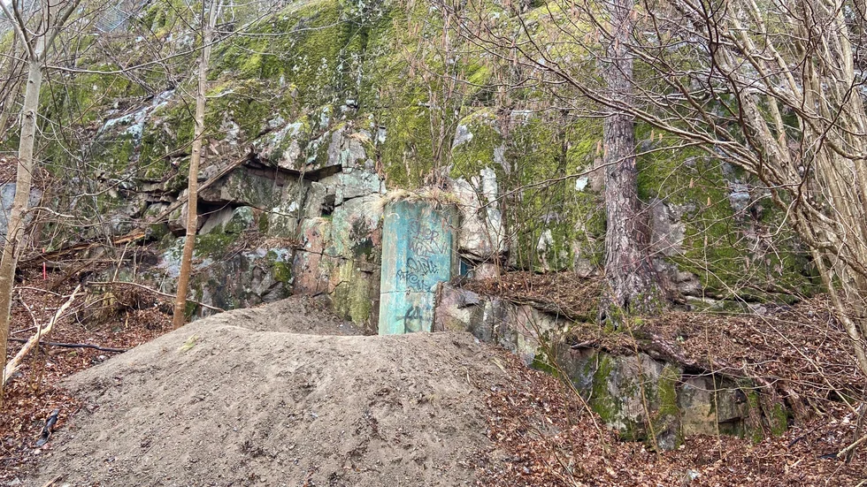 Någon eller några har försökt gräva fram dörren till det före detta skyddsrummet. Det bommades igen för flera år sedan då det inte går att vistas där inne på grund av mögel.