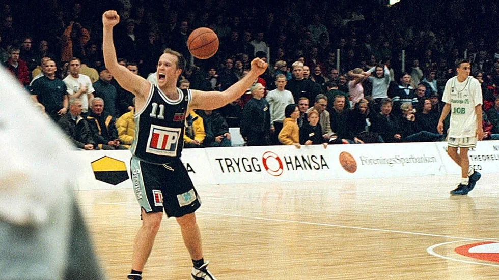 David Bergström jublar under en av SM-finalerna 1998. Håkan Larsson (til höger) var inte lika road inför 6 000 åskådare i Himmelstalundshallen.