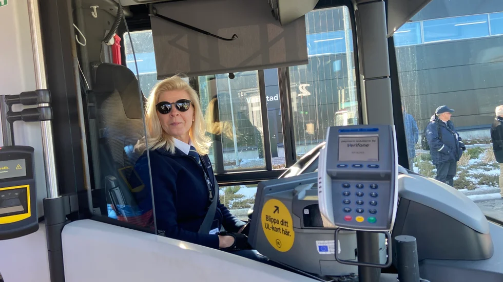 Carina Masthrothanasi rattar första elbussen.