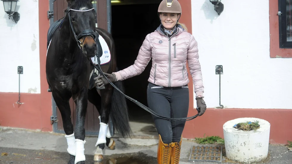 Diamonds are forever drabbades av kolik i mitten av januari. Det var touch-and-go väldigt länge och Emelie berättar nu att hennes veterinär under två månaders tid åkte runt med ett avlivningspaket i fall att. Men nu är valacken på benen igen och Emelie har till och med kunnat börja rida honom lite lätt. "Såret på magen är fortfarande svullet men han är mindre känslig i dag är tidigare" säger Emelie.