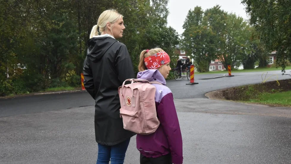 Otrygg skolväg i Sunderbyn. "Vi försöker lära barnen hur det ska göra när de passerar vägen men vi vill att kommunen tar sitt ansvar också", säger Lena Huuva.