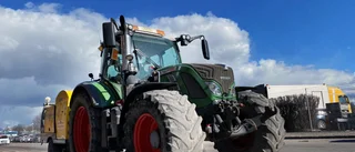 Traktor läckte olja – räddningstjänsten på plats