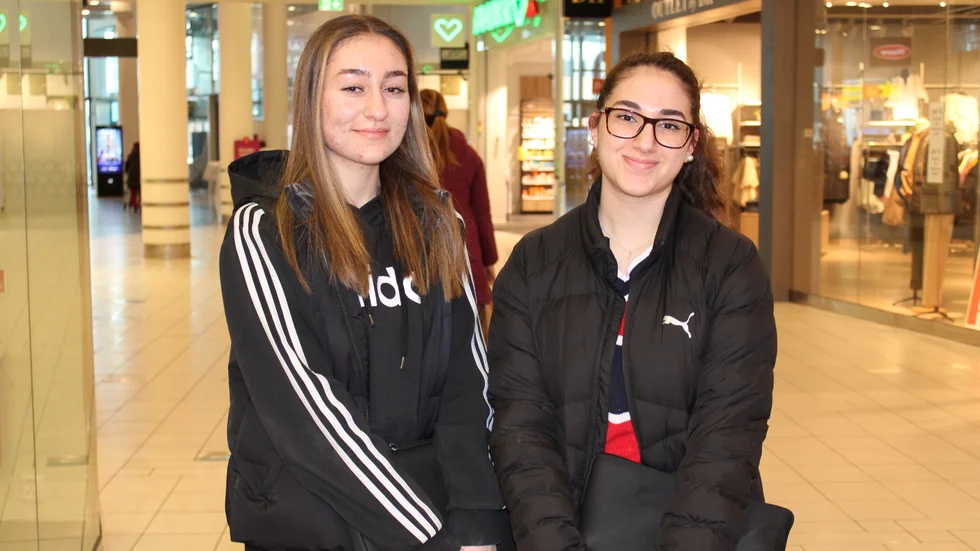 "Oj, det var extremt mycket", säger gymnasieeleverna Gabriella Semaan, 18, och Emelie Mittereder, 18.