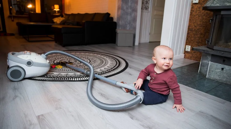 Tio månader gamle Leo ser ut att trivas med tillvaron...