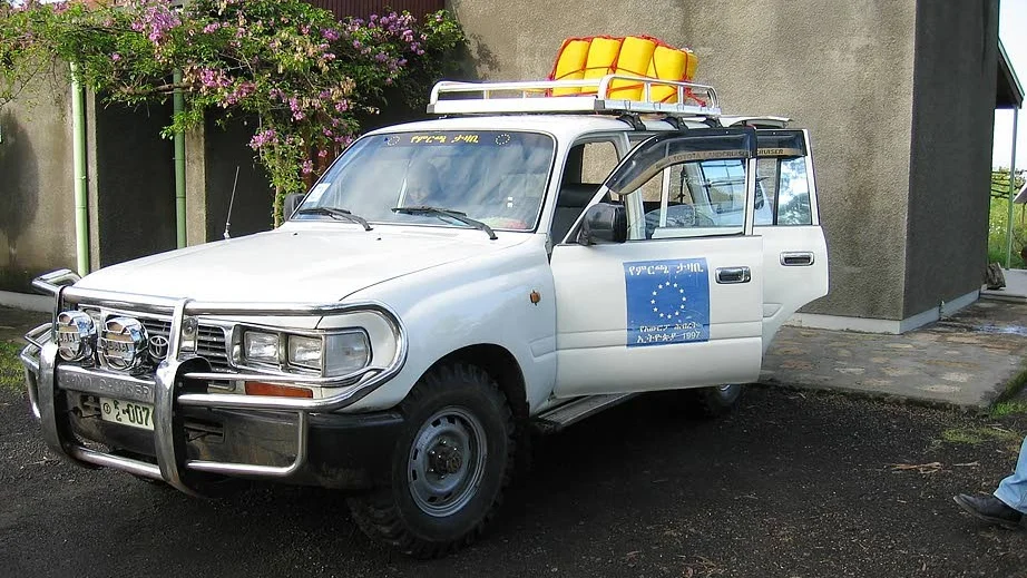 Det är långt mellan mackarna, i norra Etiopien diesel på taket. Vid besöket 2005 togs dieseln med på taket.