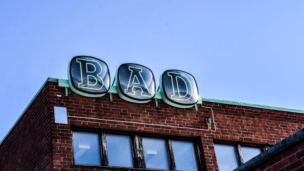 BAD. Skylten hänger med till det nya badhuset som ska stå klart 2022.