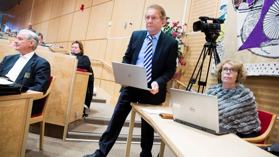 Kenneth Backgård (SJVP) skrev under Veronika Sundströms avskedsavtal den 20 mars.
