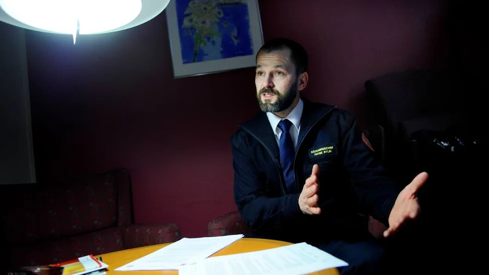 Räddningschef Patrik Bylin går på onsdagen ut med en varning för försäljare som erbjuder rengöring av ventilationskanaler till köksfläkten. "De överdriver riskerna och det är onödigt dyrt."