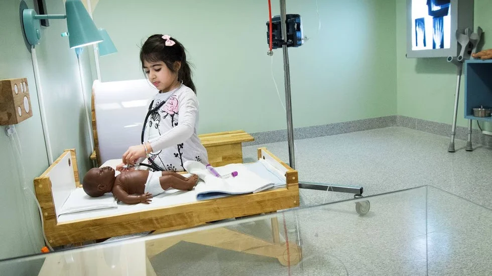 Vianna Rezaie, 4,5, tar hand om en sjukling i sjuksalen. Den har Elin-Alexandra Sundström, projektledare och konstnär byggt.