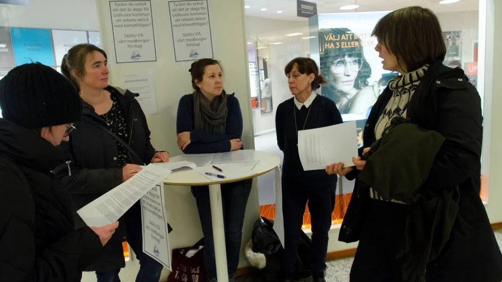 Hester van Beek, Annika Johansson och Anette Askebrand från Byakult samlar in namnunderskrifter.