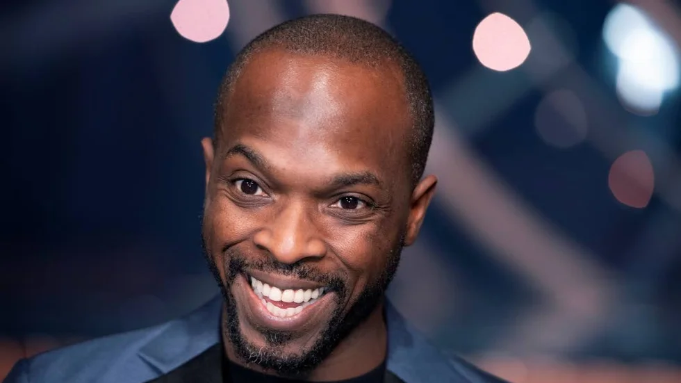 Kodjo Akolor beskriver föreställningen som 60 procent rolig och 40 procent allvarlig. ”Det bästa scenariot är att man råkar trycka ut en liten fis ofrivilligt för att man skrattar så mycket, men att man också ska kunna landa i någon form av allvar och reflektion”, säger han.