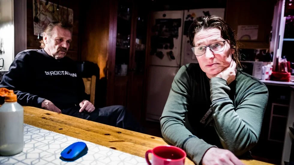 Birgit Homburg är sorgsen dagen efter dödsolyckan som krävde sex personers liv. Hon har länge haft en farhåga om att de frekventa malmtransporterna till sist ska drabba oskyldiga.