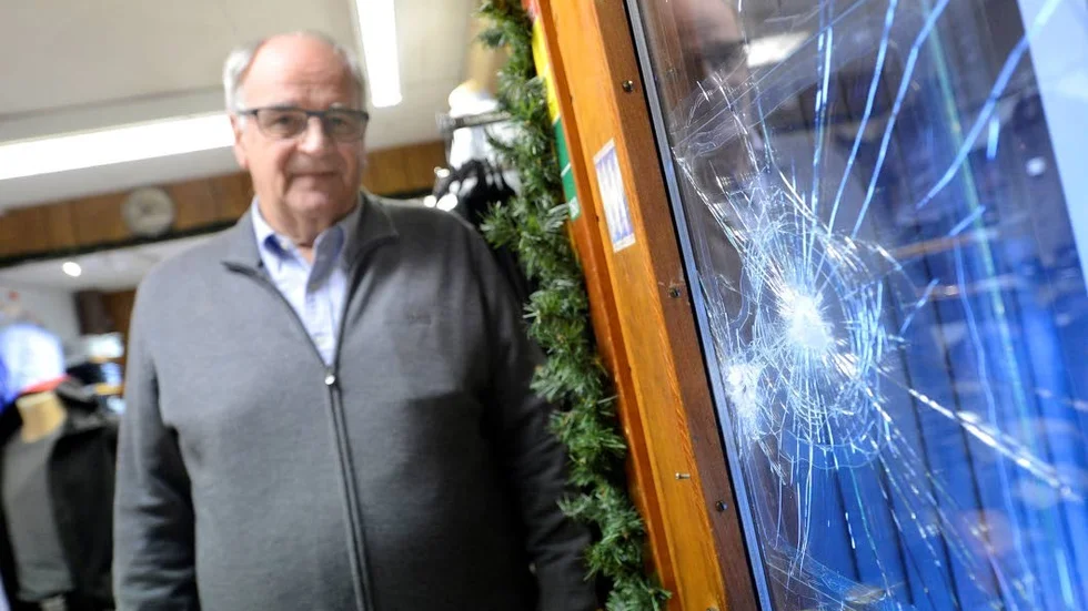 ”De har först slagit med en hammare i mitten och sedan hackat med något vasst föremål på sidorna. Sedan blev de nog stressade, säger Henrik Engström om tjuvarna som försökte ta sig in i affären.