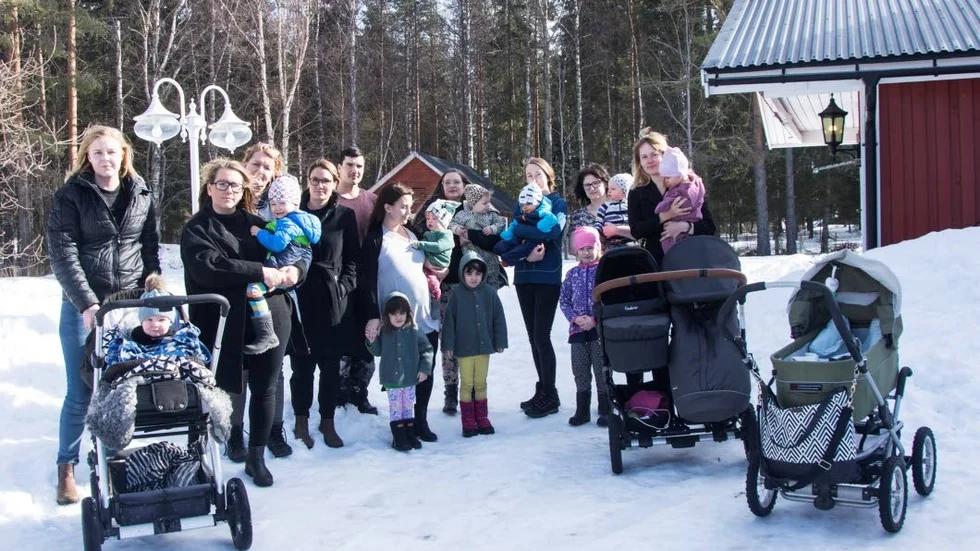 Oroliga bybor efter förslaget att förskolan ska läggas ned. Från vänster Emma Burman med sonen Harry, Susanna Larsson med sonen Melker, Mia Gulliksson, Linda eriksson, Maria Ahlbäck med barnen Elise, Mira och Bobby, Per Ahlbäck, Rosanna Johansson med dottern Vinja, Christina Ahlin med sonen Sixten, Linnea Lundqvist med barnen Alicia och Victor Fredriksson och Elin Hamfelt med dottern Helga.