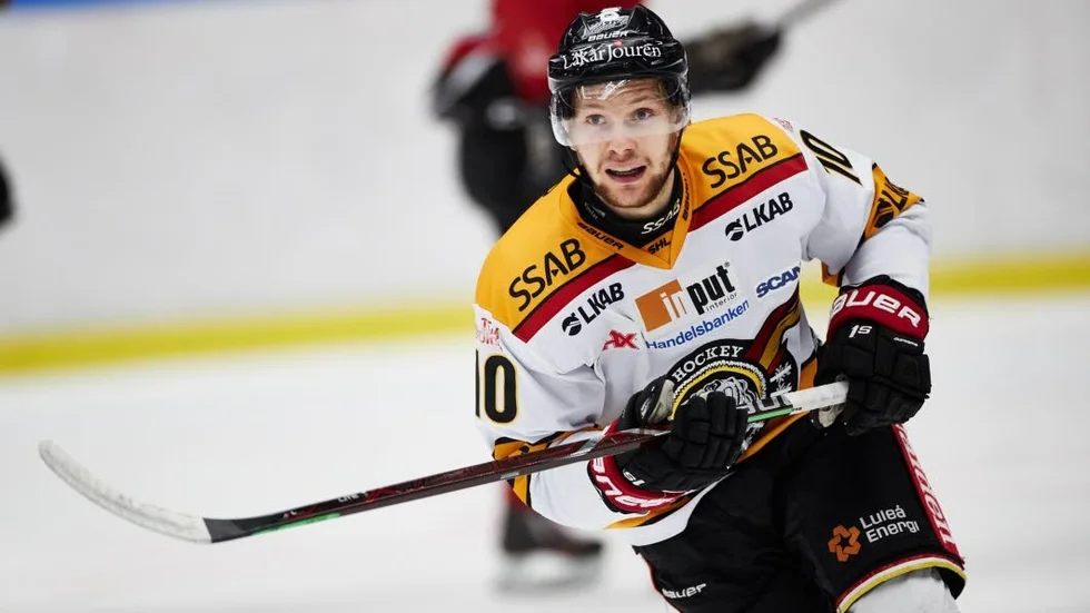 Einar Emanuelsson såg inte lika glad ut när den här hjälmen byttes till den tredje perioden.
