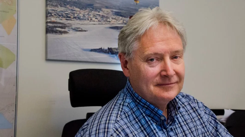 Enligt Lennart Johansson, chef för samhällsbyggnadsförvaltningen i Gällivare kommun, rår inte kommunen över vem som får köpade åtråvärda  tomterna i Nikkaluokta.