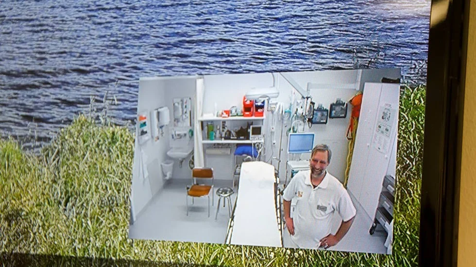 Thomas Schimke uppkopplad mot Gällivare sjukhus på videosystemet.