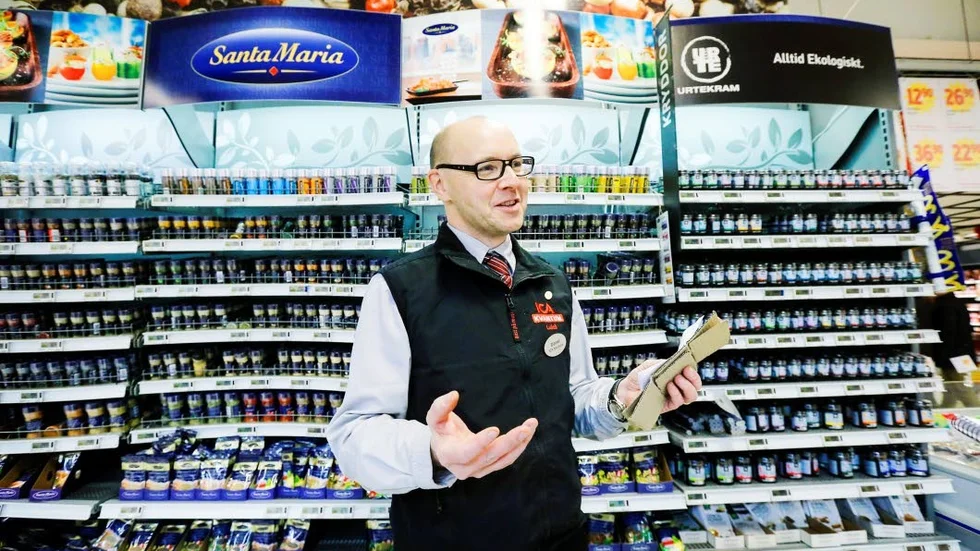 Daniel Andersson säger att kunder brukar höra av sig med frågor efter att ha fått bluffmeddelanden som ser ut att komma från Ica.