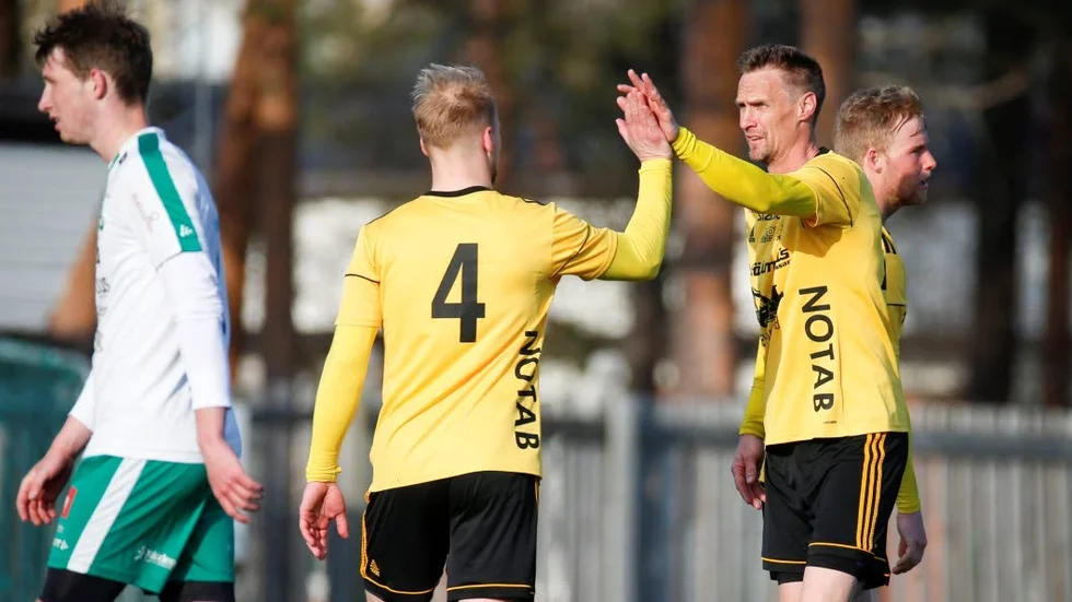 Lucas Lundqvist och Magnus Johansson firar 42-årige Johanssons 2–0-mål för Notviken.