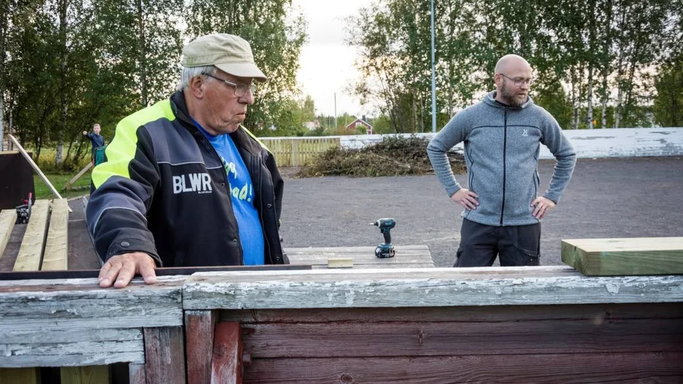 Nya överliggare på sargen. Ulf Ebenfeldt och Daniel Lövgren deltog i det femte renoveringstillfället i Måttsund.
