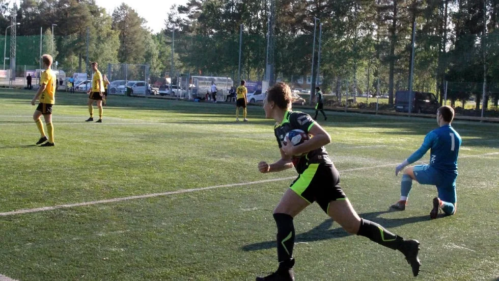 Hoppet tänds för GMFF-Gällivare.  Pelle Sammelin har plockat ut bollen ur nätmaskorna sedan Sebastian Stålnacke kvitterat till 1–1 mot Notas. Morgan Grankvist var chanslös på det välplacerade skottet. Men i andra halvlek gick Notas fram till en 4–1-seger.