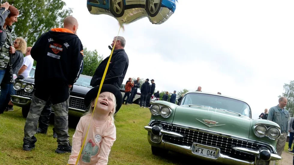Lilla Trud Bertilsson, 3 år, från Luleå trivdes bland bilarna. Men bäst var hennes egen bil-ballong.