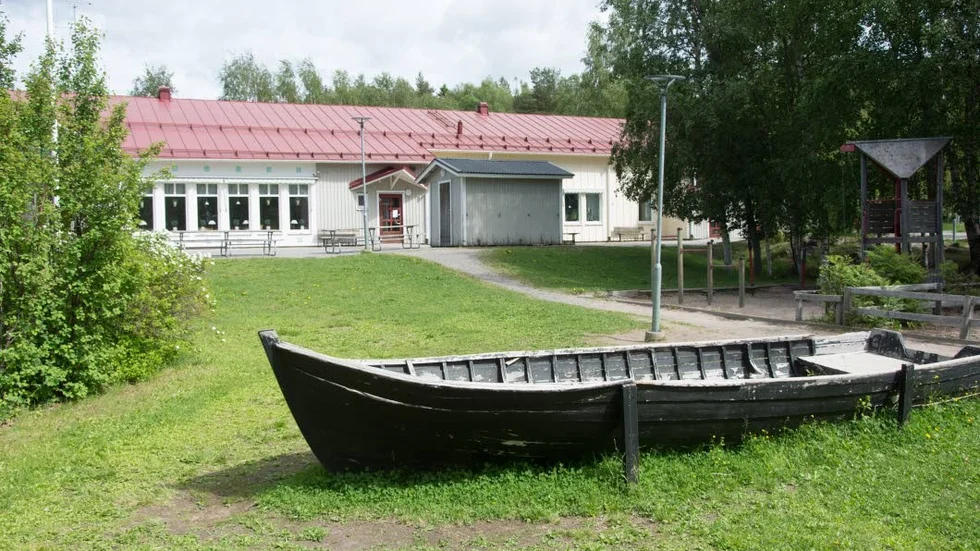 Måttsundsskolan kan läggas ned och skolbarnen hänvisas till Bergnäset, det förslaget jobbar förvaltningen med. Beslut ska tas i september.