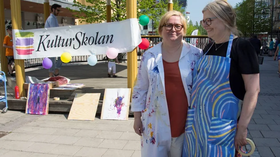 Catarina Engström och Anette Lidström från Kulturskolan bjöd in Lulåbor i alla åldrar till stafflierna de ställt upp på Storgatan.