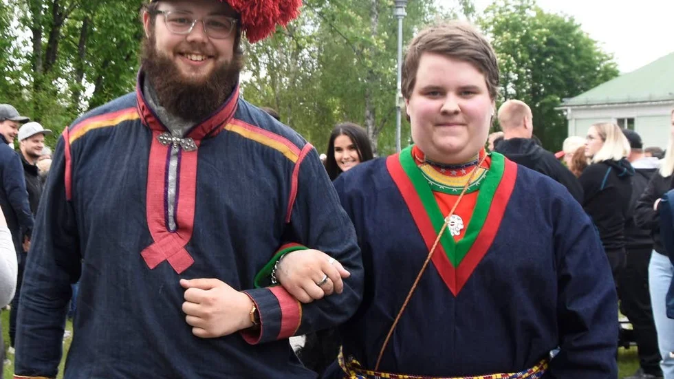 Mindre diskret huvudbonad hade Juhán Stålka, här med Marja-Lisa Rannerud.