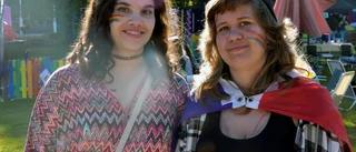Färgglatt i parken när pride invigdes