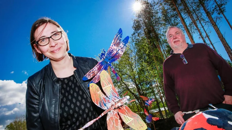 Hans Englund har gjort utsmyckningen till årets kommunala blomsterrabatter. Anna-Marita Johansson och parkchef Mikael Boström presenterar i dag temat för de kommunala planteringarna.