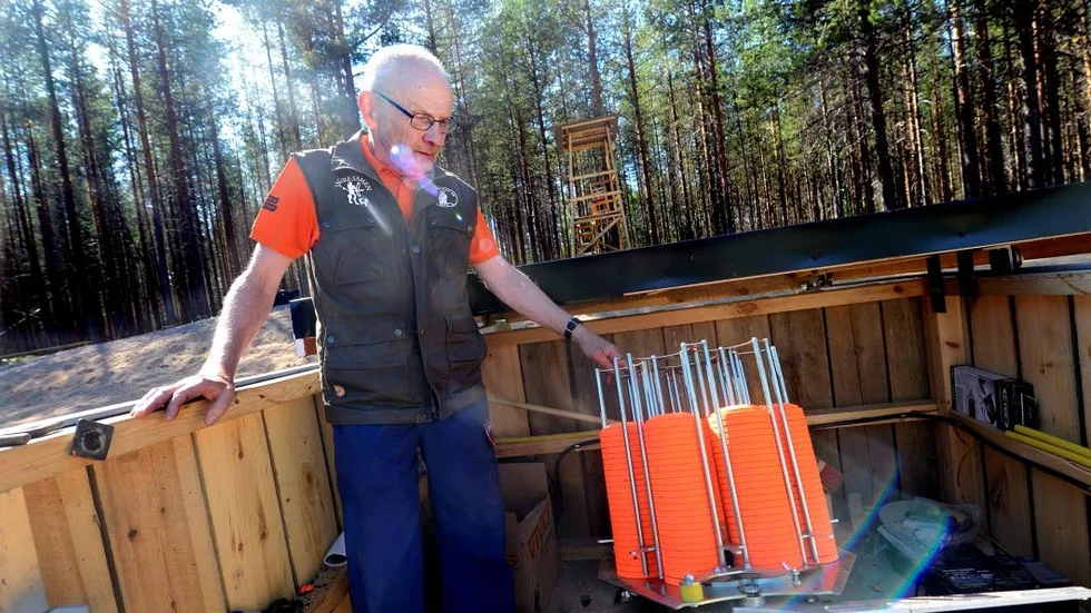 Under midsommarhelgen när många hade fullt upp med sillätande monterades det sista på skjutbanan, en maskinell lerduvekastare.  Sven Olof Nyberg demonstrerar kastaren.