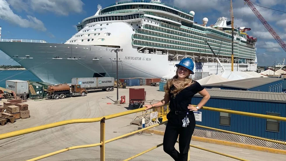 23-åriga Julia Burman intill fartyget som varit hennes praktikplats under de senaste veckorna.