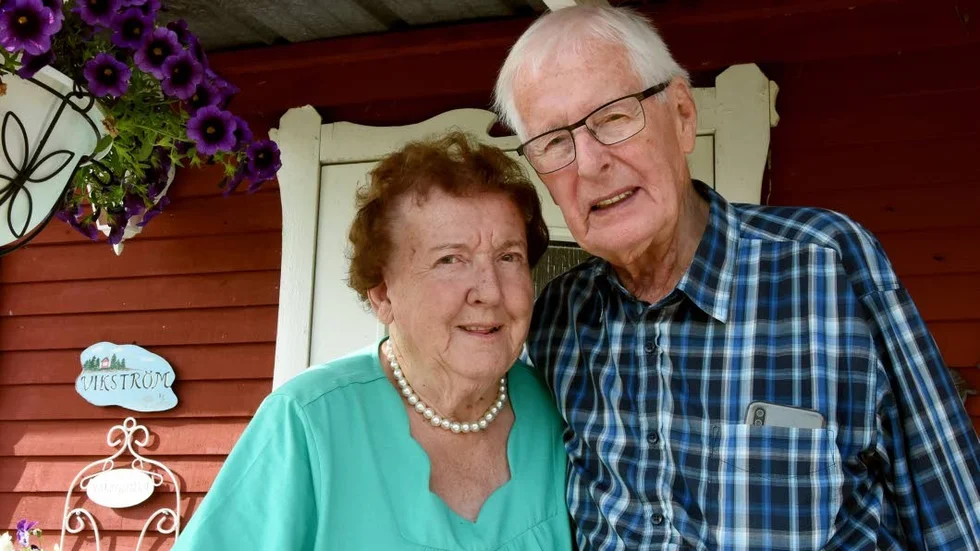 Nej, Sven-Erik Vikström svärmade inte för någon av fotbollsdamerna i laget 1944. "Han var redan intresserad av mig", säger hustrun May Vikström.