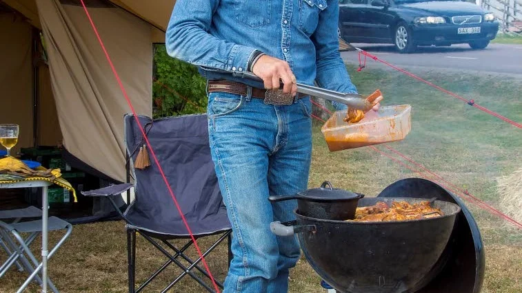 Lars Berg från Bälinge är på plats för att marknadsföra sitt upplevelseföretag. Det är den Norrbottniska naturen med en touch av cowboyromantik.