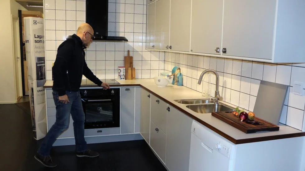 Lars Borg pekar på att de moderna köken ska ha en lantlig prägel och ge en känsla av att de byggts på plats.