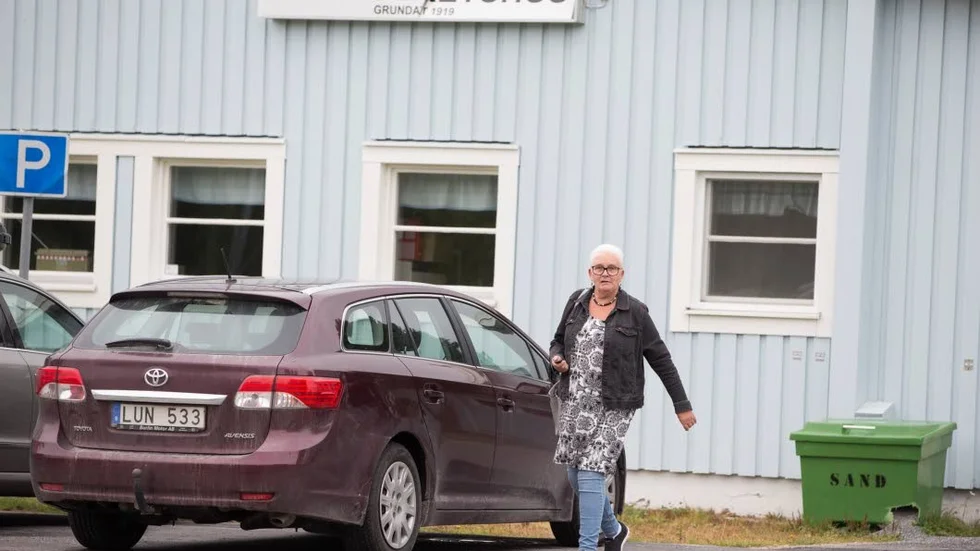 Anja Johansson, S-ordförande i stadsbynnadsnämnden, lämnar mötet med temat säkrare skolväg. I bakgrunden Folkets hus-skylt som sett bättre dagar. Trots det nyttjas lokalerna flitigt.