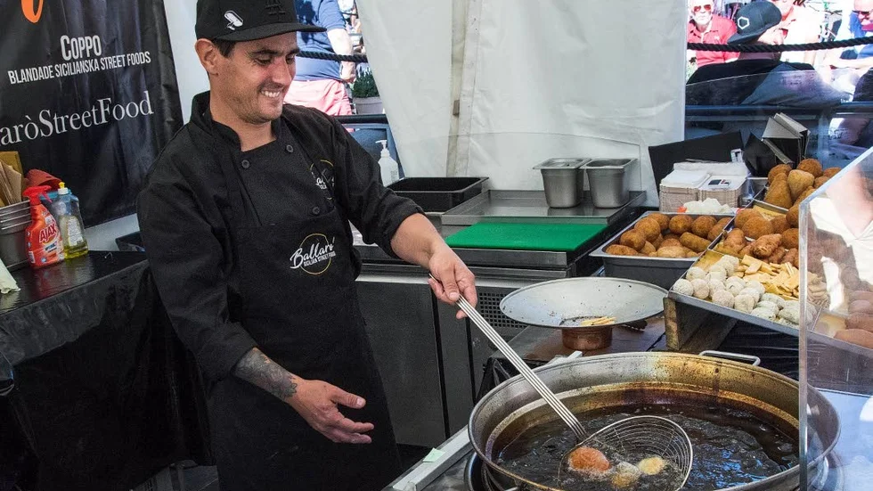 Jonata Atzeni från Sardinien förbereder den traditionella rätt Arancini. Namnet betyder liten apelsin och har sitt ursprung i Nordafrika.