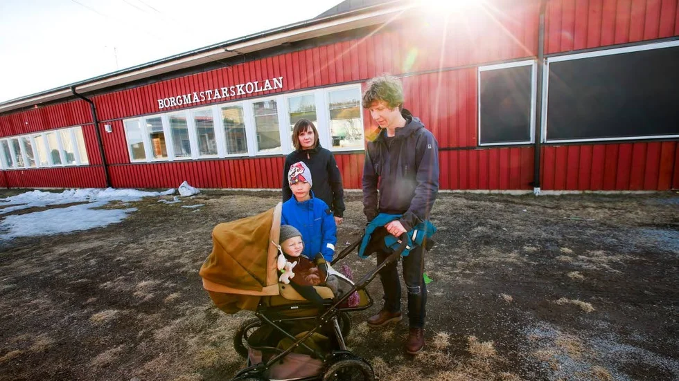 Familjen Hillström/Nordekvist framför nedläggningshotade Borgmästarskolan på Notviken.