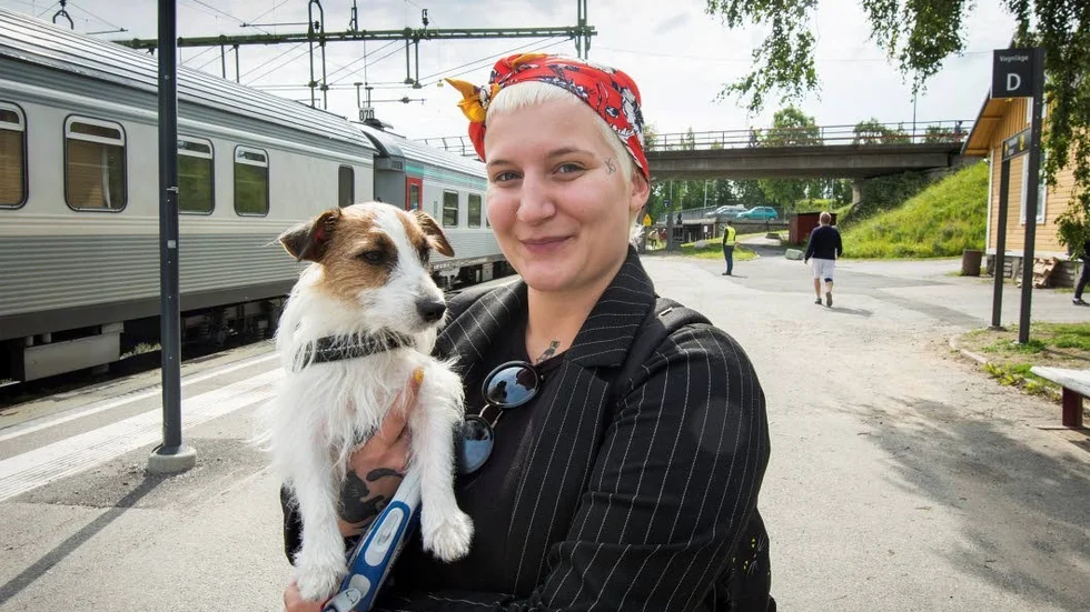 Linnéa Andersson fick ingen sömn på nattåget till Luleå. Det avr dock inte sittplatsens fel, säger hon. Här med vovven Lady.