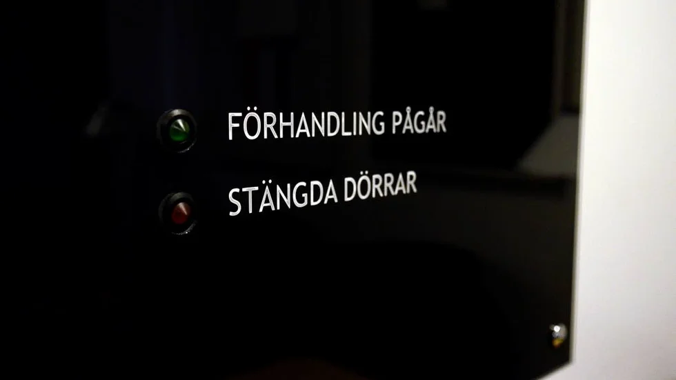 Duon ska ha misshandlat mannen med tillhygge och bitit honom i fingret.