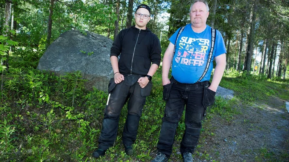 Öysten Karlsen, Jämtön är mycket besviken på Luleå kommuns agerande i samband med att förskolan, som inrymts i Jämtögården, stängts. På syns även sonen André Karlsen.